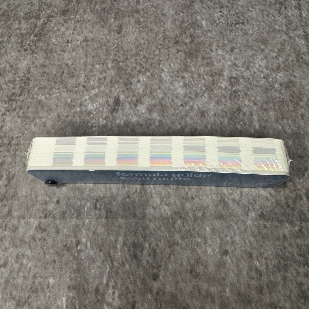 2005 Pantone Formula Guide Solid Matte ISBN 1-576164-04-7 First Ed. Fan Format - Picture 3 of 4